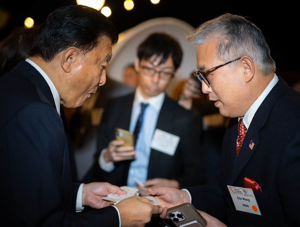 副总裁Eric Wang代表美宝集团接待了日本経済再生担任大臣